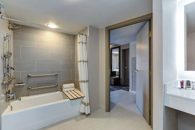 غرفة بسرير كينج مع أريكة لذوي الإعاقة، Marriott Dallas Las Colinas 2/2