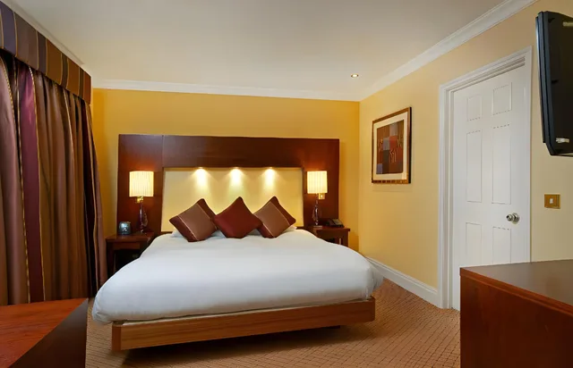 جناح بسرير كوين مع أريكة، Avisford Park Hotel 2/2