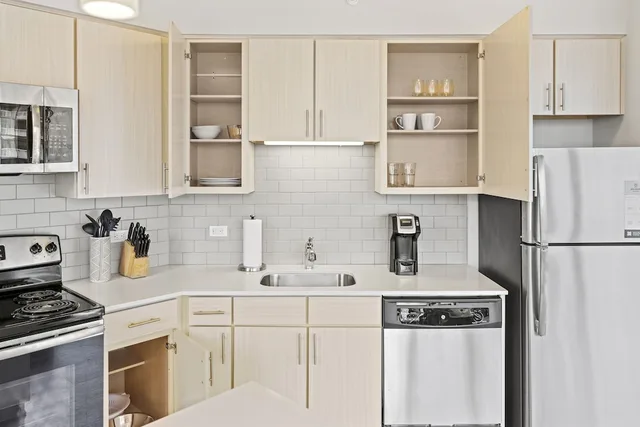 1 Bedroom, Deluxe, Queen Bed, City View, Placemakr Premier SoBro 3/3