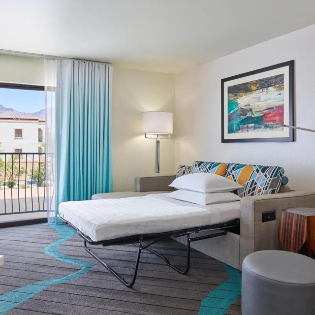 Executive, Suite, King Bed, Mountain View, Sofa, Club Floor، Sheraton Tucson Hotel And Suites 2/6