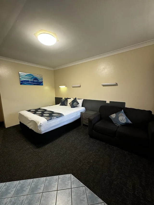 غرفة عائلية بسرير كوين وسريرين منفصلين، Acacia Motel Griffith 1/3