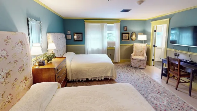 Village, 2 Queen Beds، The Red Lion Inn 5/7