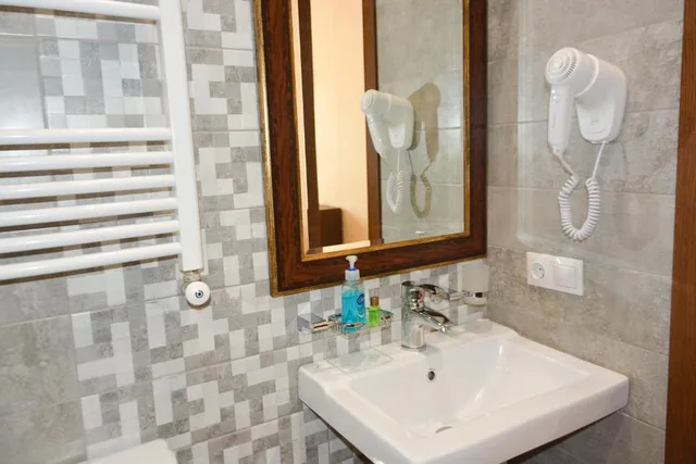 غرفة ديلوكس بسرير مزدوج أو سريرين منفصلين بشرفة، Eleon Boutique Hotel 2/4