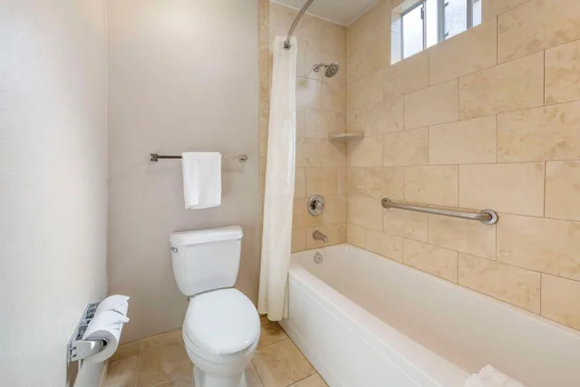 غرفة بسرير كينج في طابق مرتفع، Best Western Plus Stovall's Inn 6/7