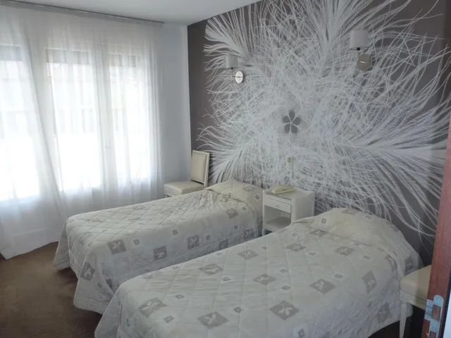 غرفة بسريرين منفصلين بشرفة، Hotel Le Quercy Souillac 2/8