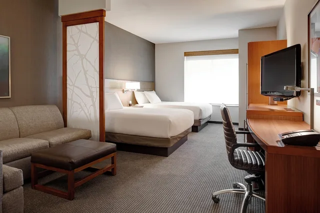 غرفة بسريرين كوين مع أريكة في طابق مرتفع، Hyatt Place Orlando/Lake Buena Vista 4/7
