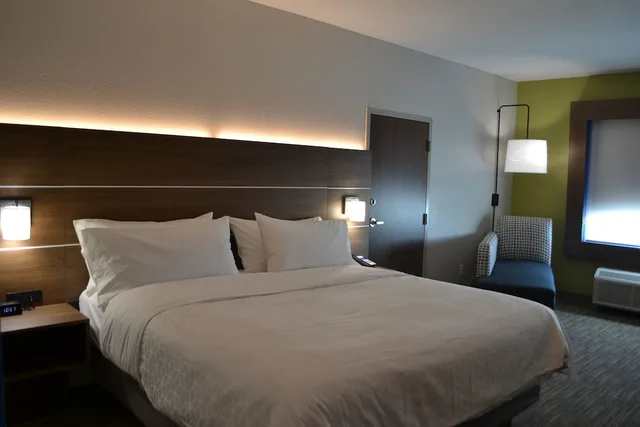 غرفة قياسية بسرير كينج، Holiday Inn Express Tallahassee University Central 4/6