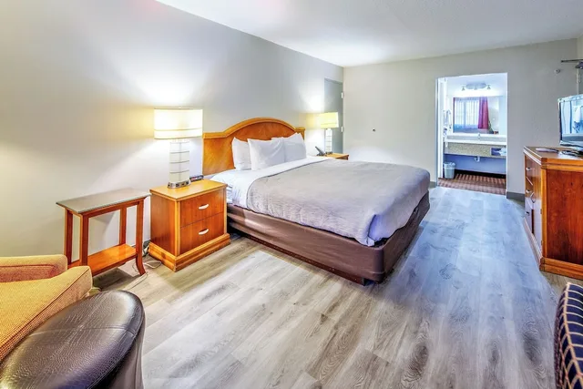 جناح بسرير كينج مع أريكة، Quality Inn Suites Lake Havasu City 1/8