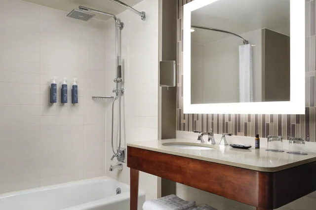 غرفة بسرير مزدوج لذوي الإعاقة، The Westin Portland Harborview 3/3