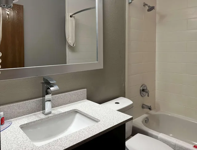 غرفة بسرير كوين، Econo Lodge Spring Lake near Fort Bragg 2/4