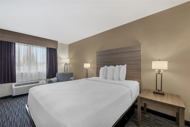 غرفة بسرير كينج بحوض استحمام لذوي الإعاقة، Best Western Port Columbus 3/9
