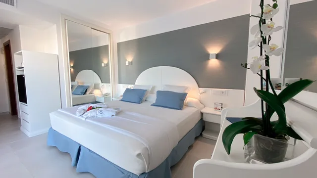 جناح جونيور، Reverence Life Hotel 2/2