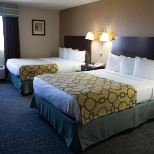 Deluxe, Queen Bed, Accessible, Baymont By Wyndham Saraland 1/2