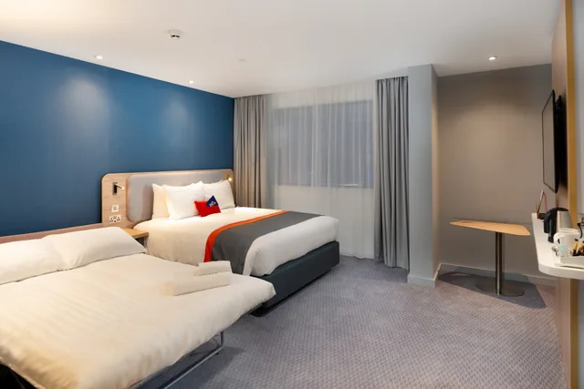 غرفة بسرير مزدوج مع أريكة، HOLIDAY INN EXPRESS LONDON HEATHROW T4 1/3