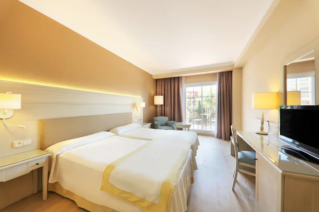 غرفة بسرير كوين بإطلالة على البحر، Iberostar Waves Malaga Playa 3/10