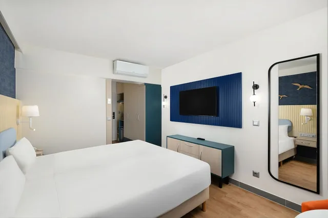Premium, Queen Bed, Lake View, Annabella 1/5