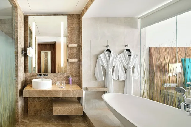 غرفة بسرير كينج بإطلالة، Andaz Capital Gate, Abu Dhabi, by Hyatt 7/8
