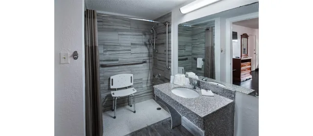 1 King Bed - Mob Acc RI Shwr Nsmk Micfridg، Motel6 Montgomery, AL - Coliseum 3/5