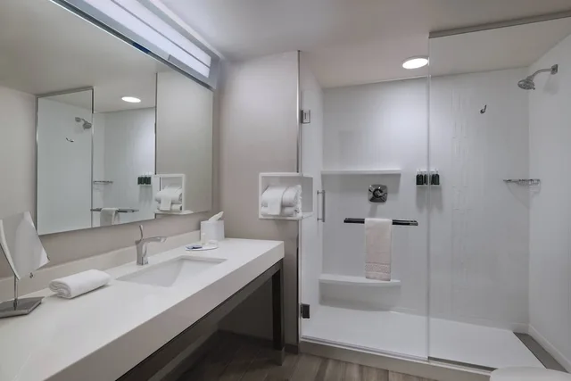 غرفة بسرير كينج مع أريكة، Courtyard St. Louis Brentwood 20/20