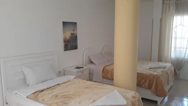 غرفة ثلاثية بسرير كوين وسرير فردي بإطلالة على النهر، 555 Studios & Flats 2/4