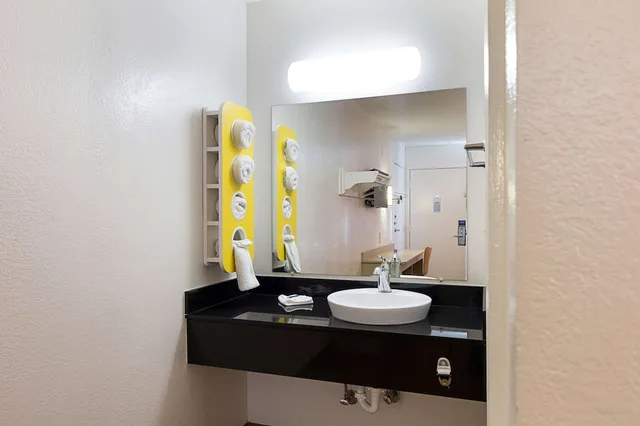 غرفة قياسية بسريرين مزدوجين، Motel6 Mcallen, TX 7/7