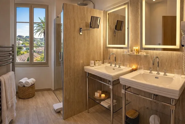 جناح جونيور بسرير كوين بشرفة مع أريكة، La Bastide Du Port 5/6