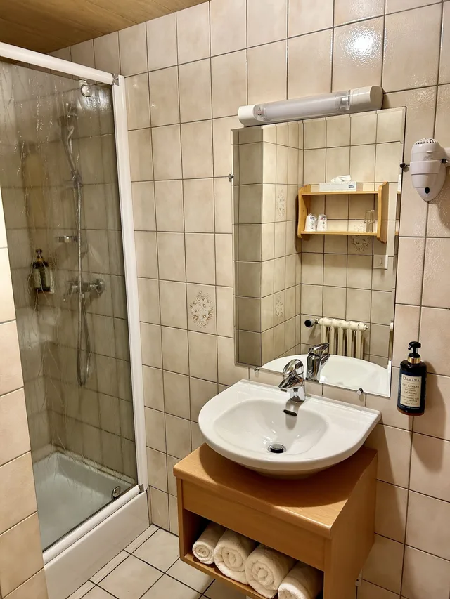 غرفة عائلية بسريرين منفصلين وأسرّة بطابقين، Hotel Les Prodains 7/7