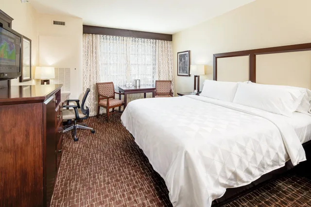 غرفة قياسية بسرير كينج بإطلالة على المدينة، Holiday Inn Resort Deadwood Mountain Grand 1/3