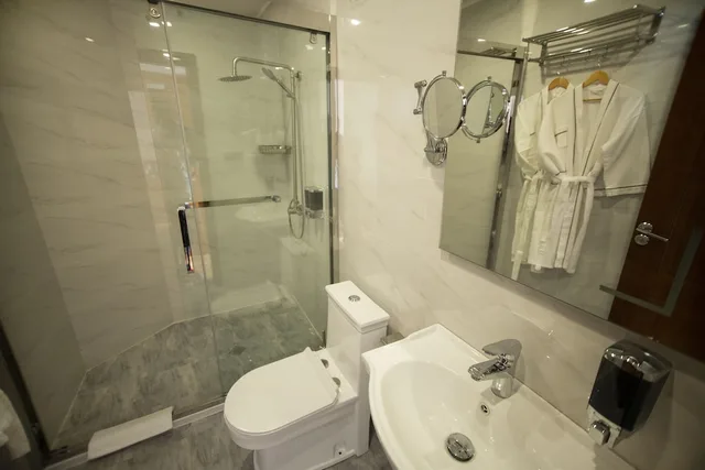 غرفة ثلاثية بسرير كينج مع أريكة، Chveni Ezo Boutique Hotel 2/2