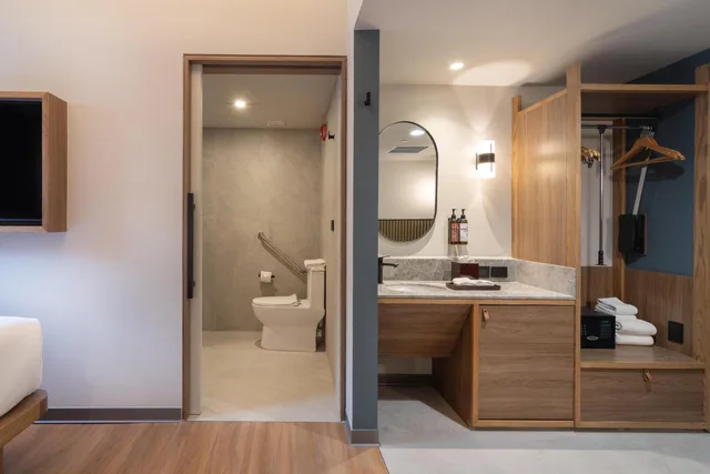 Compact, Queen Bed, Accessible، Motto by Hilton Guadalajara Centro Historico 2/4