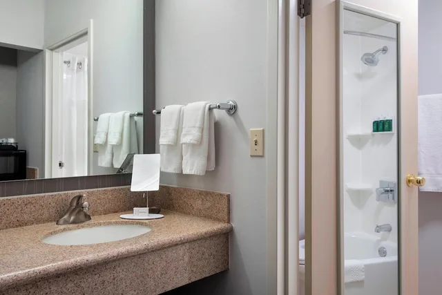 غرفة بسريرين كوين لذوي الإعاقة، Courtyard Fishkill by Marriott 4/6