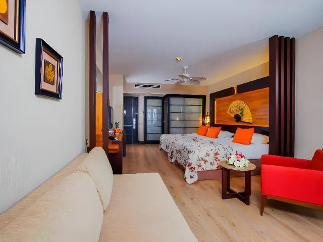 غرفة عائلية بسرير كوين مع أريكة، Limak Lara De Luxe Hotel and Resort 1/1