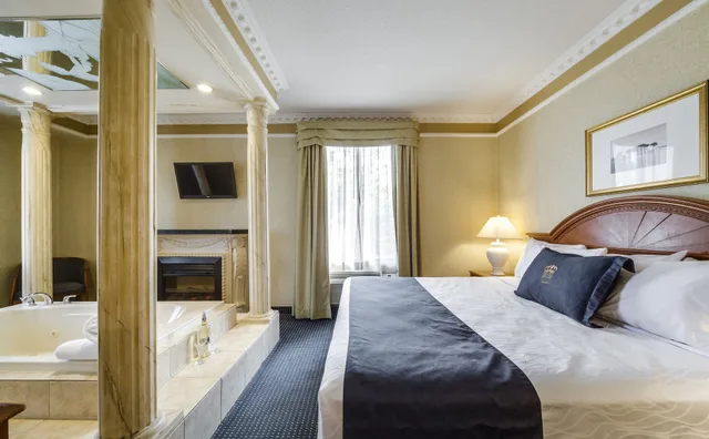 جناح فاخر بسرير كينج بحوض جاكوزي، Monte Carlo Inn Toronto West Suites 1/10