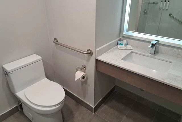 غرفة بسرير كوين لذوي الإعاقة، Comfort Hotel Vancouver Airport 4/4