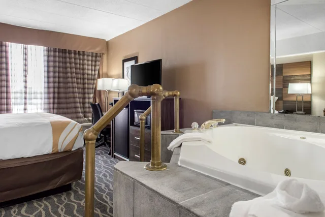 غرفة بسرير كينج لذوي الإعاقة، Quality Inn And Conference Center Richmond, IN 4/4