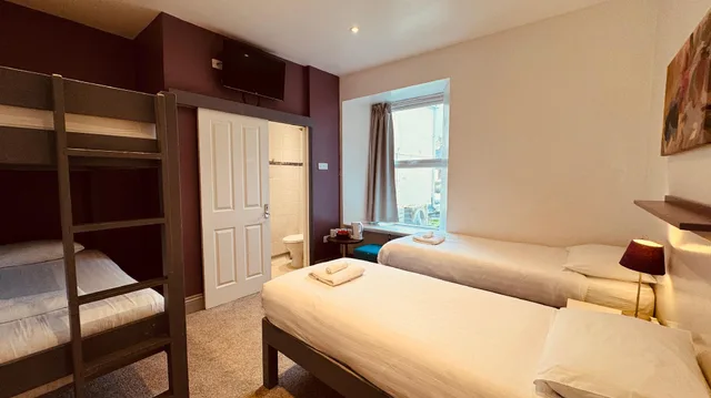 غرفة رباعية بأربعة أسرّة، Town Lodge 1/1