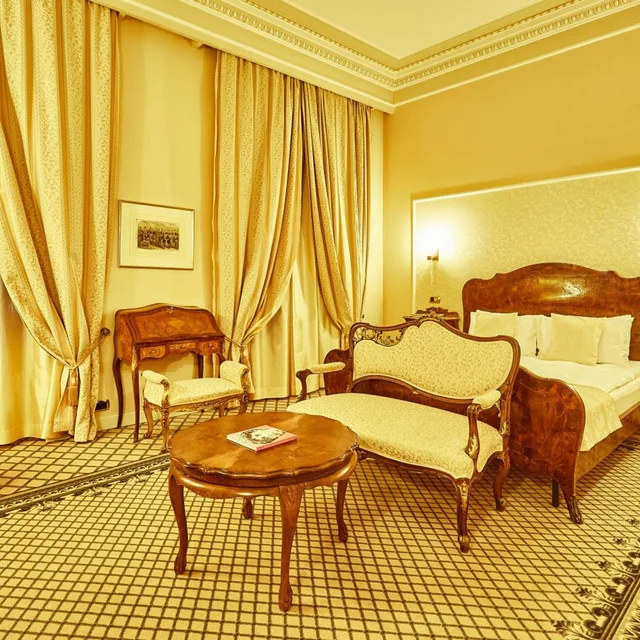 جناح جونيور، Grand Hotel Continental 4/7