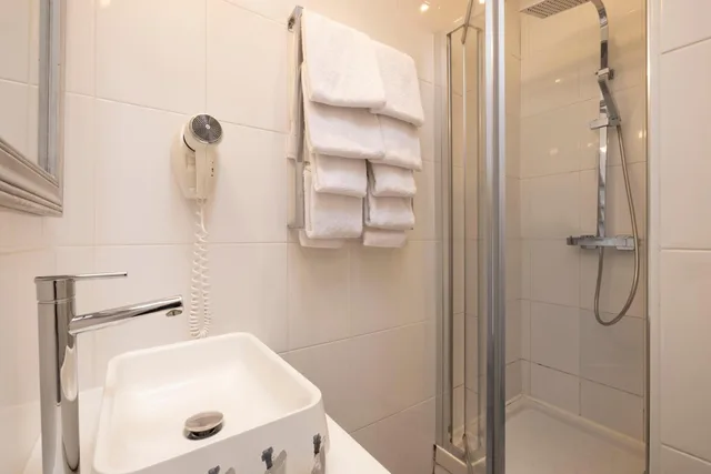 Family, 1 Double and 2 Bunk Beds, Sacre Coeur View, Le Regent Montmartre 2/3