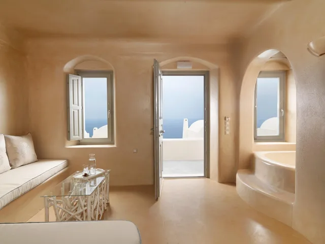 جناح جونيور بحوض جاكوزي بحوض استحمام، Dome Santorini Resort 1/1