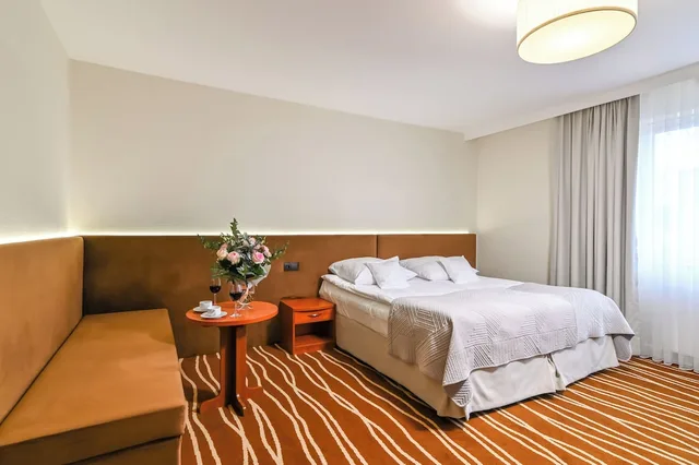غرفة عائلية بسرير مزدوج مع أريكة، Hotel SPA Faltom Gdynia Rumia 6/7
