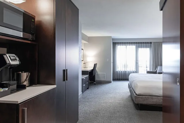 جناح استوديو ديلوكس بسرير كينج بشرفة مع أريكة، Hilton Garden Inn Minneapolis University Area 2/3
