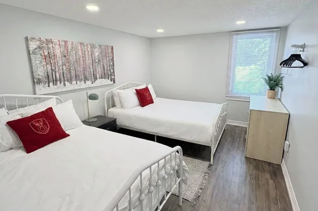 Green, 3 Queen Beds, Sofa, The Lodges At Blue Mountain Wintergreen Condos 1/10