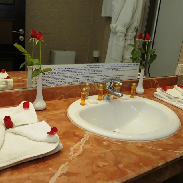 غرفة ثلاثية، Hotel Almas 8/10