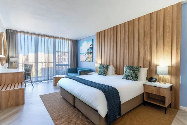 غرفة بسرير كينج بإطلالة جزئية على البحر، Lagoon Beach Hotel 2/10