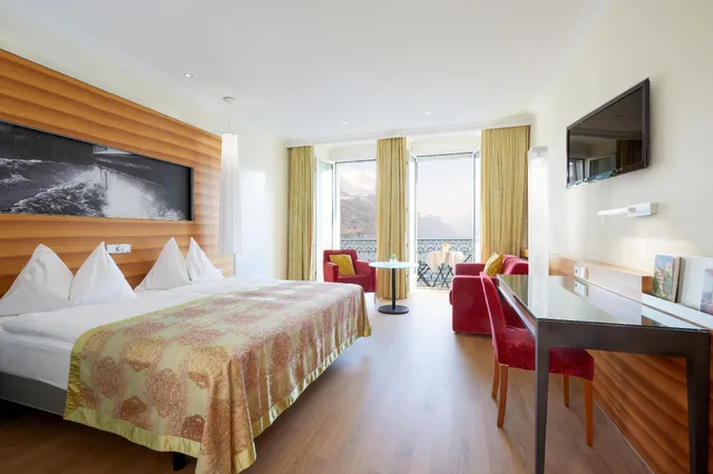 غرفة تنفيذية بسريرين منفصلين وسرير مزدوج وسرير فردي بإطلالة على البحيرة بشرفة، Seehotel Waldstaetterhof Swiss Quality Hotel Susp 1/2
