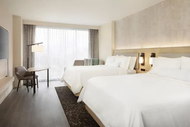Guest Room, Traditional, Queen Bed, Large, Corner, The Westin Tempe 1/3