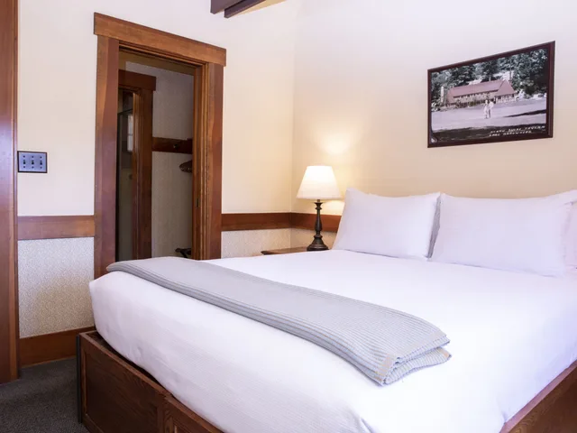 2 Bedrooms, Deluxe, Chalet, 2 Queen Beds, 2 Bathrooms, Sofa, Accessible، UCLA Lake Arrowhead Lodge 1/6