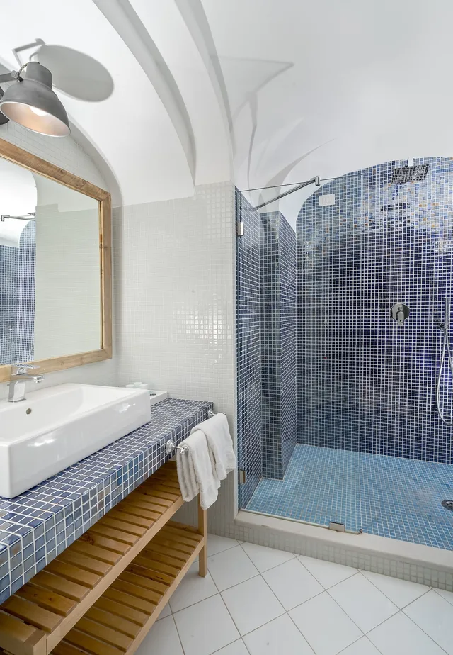 جناح بسرير كينج بإطلالة على البحر بغرفة نوم واحدة مع أريكة، Hotel Mamela 6/7