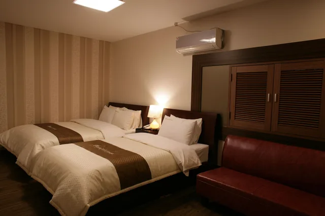 غرفة ديلوكس بسرير مزدوج وسرير فردي، Hill House Hotel 4/6