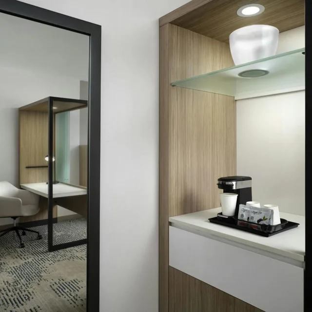 جناح بسرير كينج مع سرير سحّاب إضافي مع أريكة لذوي الإعاقة، Springhill Suites By Marriott Troy Dayton 4/4
